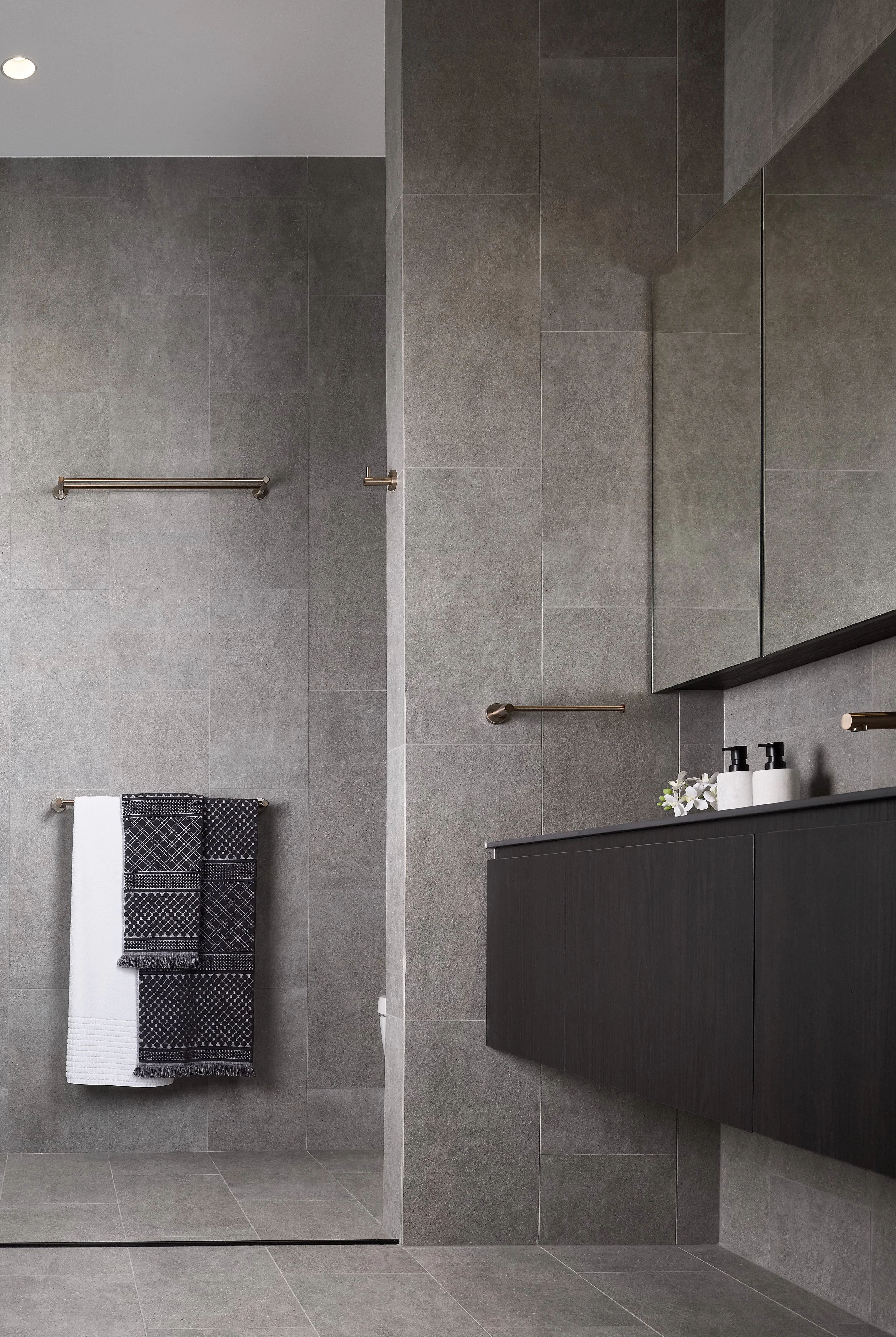 Round Double Towel Rail 600mm - Champagne - Image 4