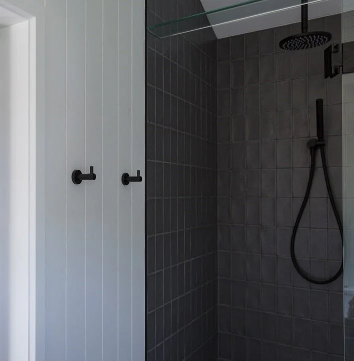 Round Shower on Swivel Bracket - Matte Black - Image 4