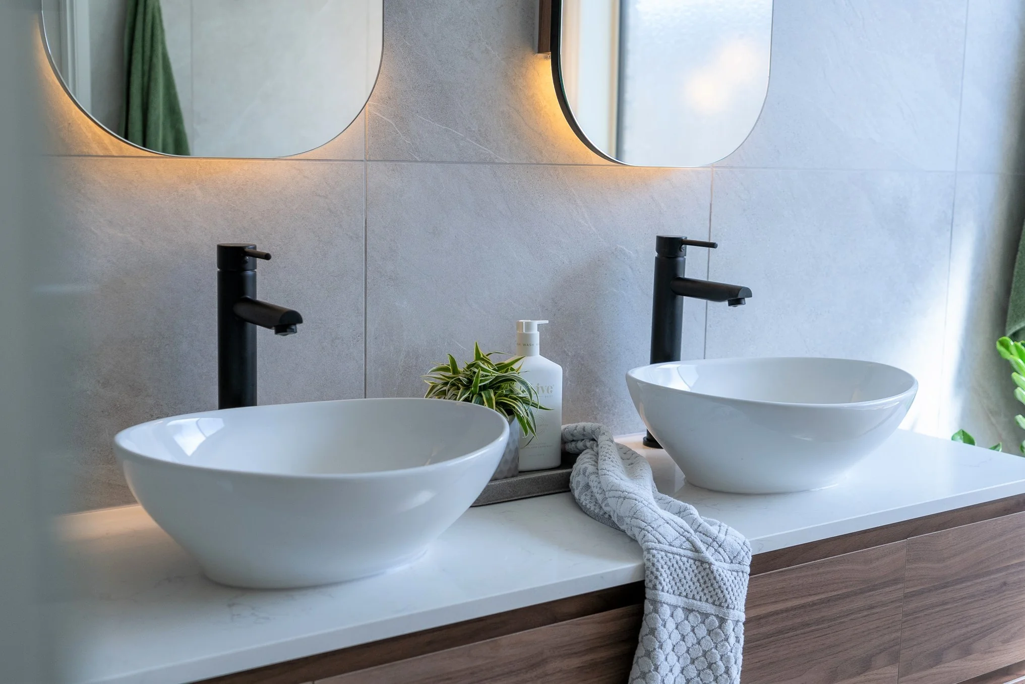 Round Tall Basin Mixer - Matte Black - Image 5
