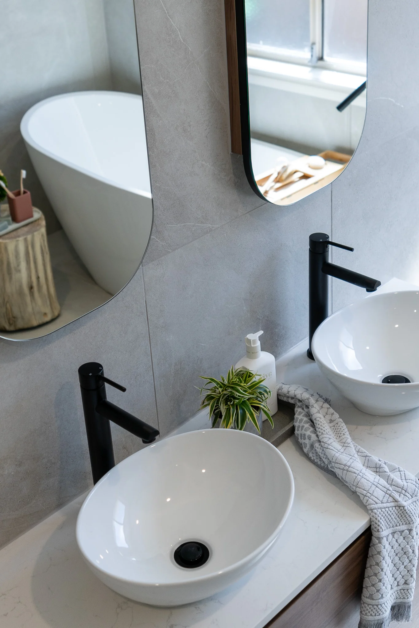 Round Tall Basin Mixer - Matte Black - Image 6