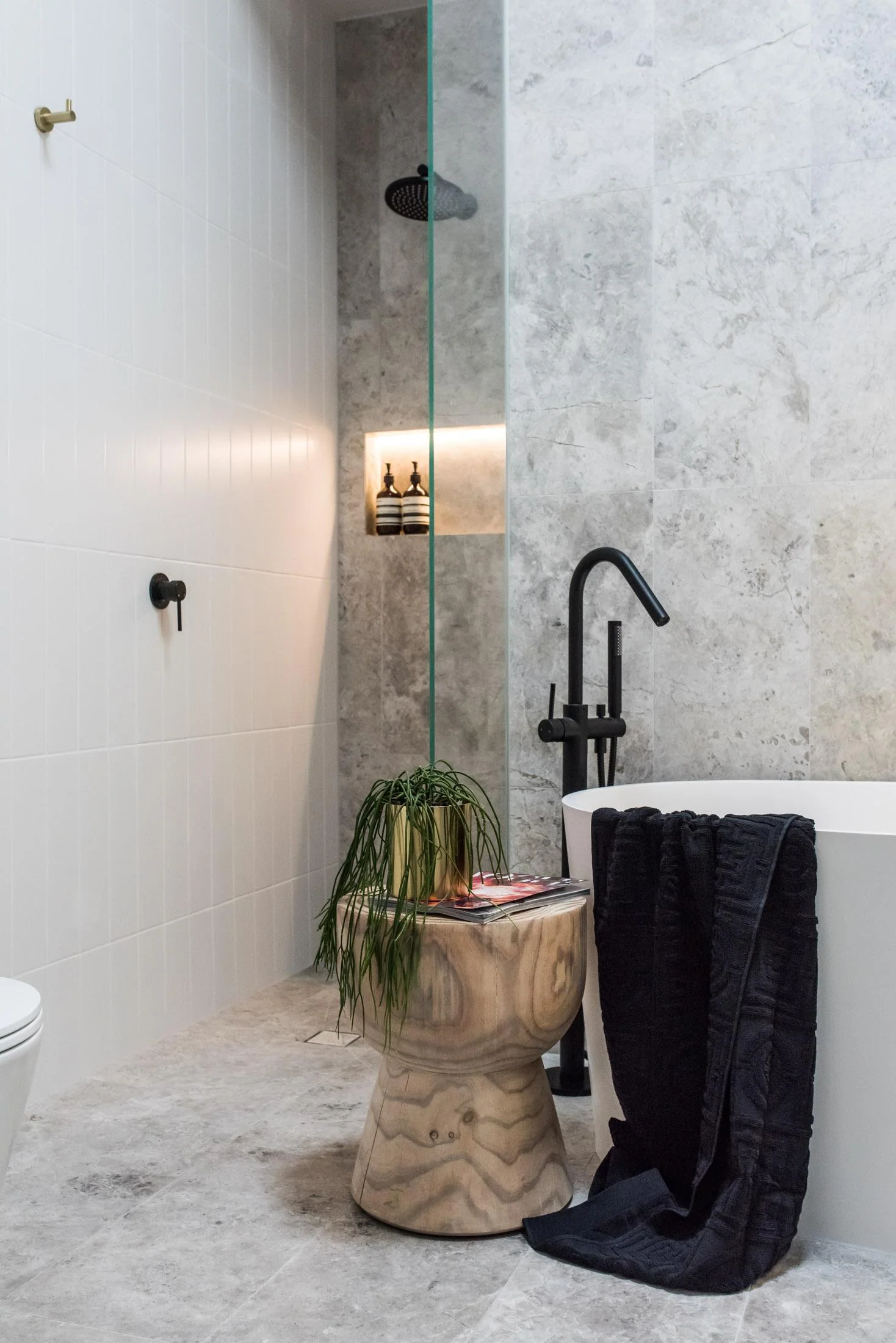 Round Wall Shower Arm 400mm - Matte Black - Image 4