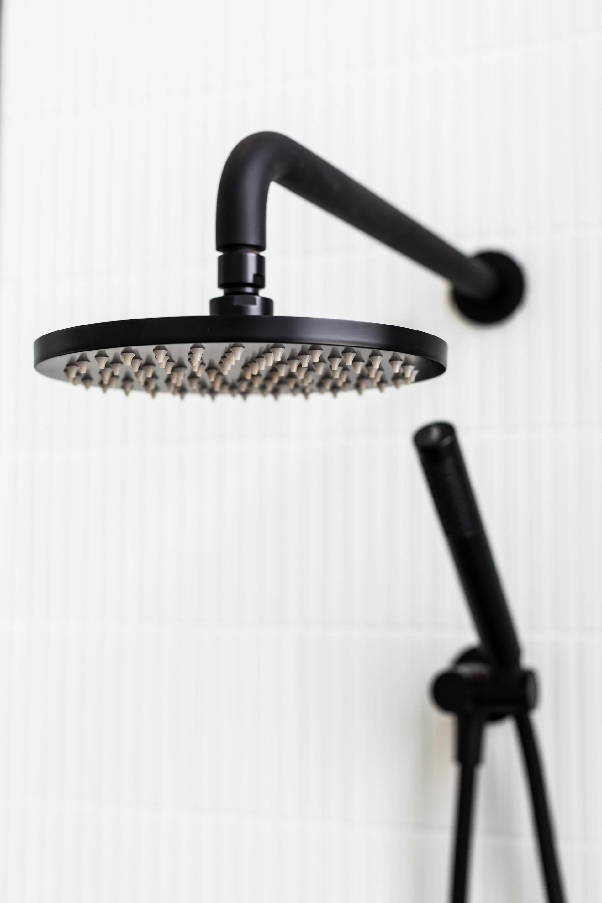 Round Wall Shower Curved Arm 400mm - Matte Black - Image 5