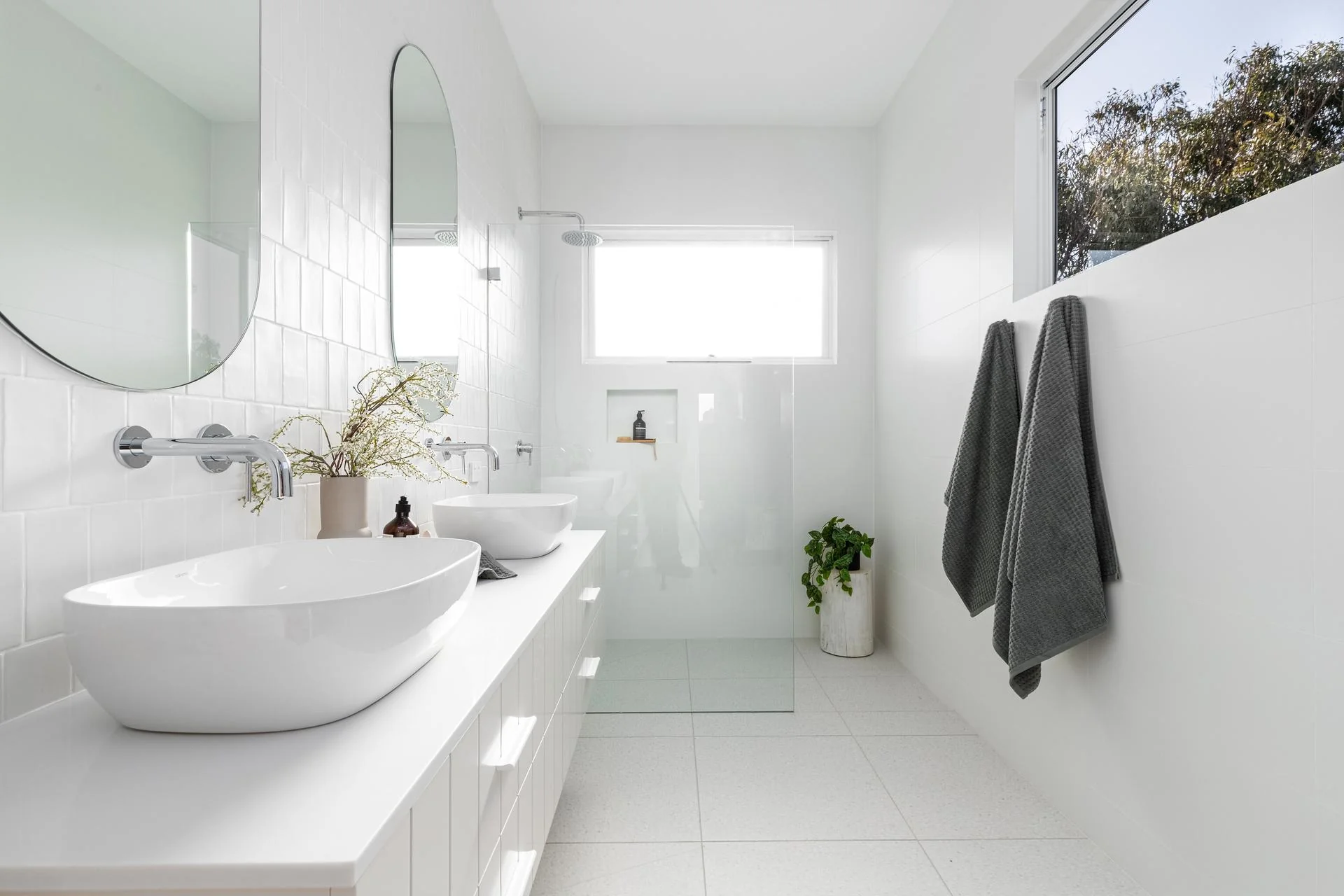 Round Wall Shower Curved Arm 400mm - Polished Chrome - Image 3