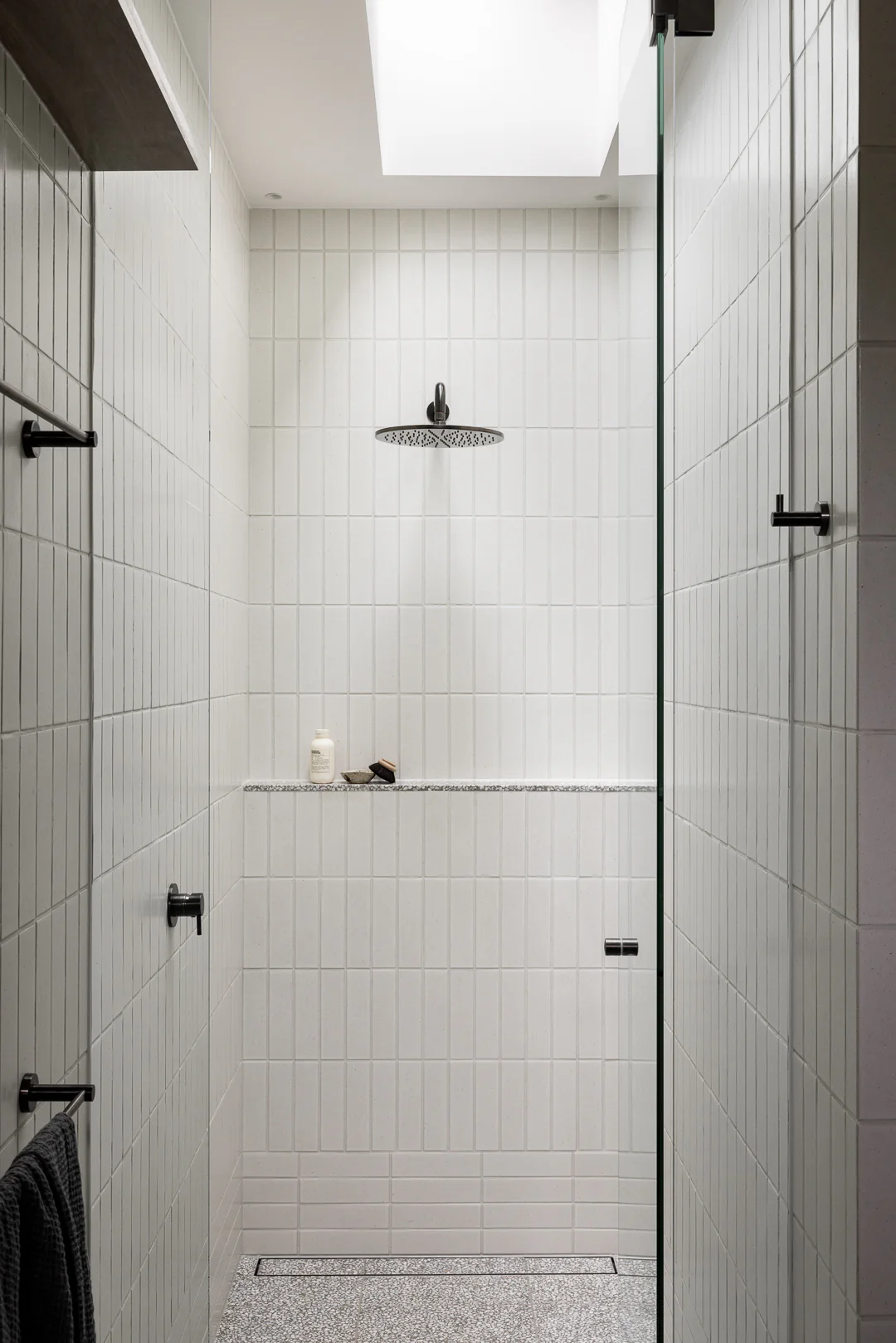 Round Wall Shower Curved Arm 400mm - Shadow Gunmetal - Image 4